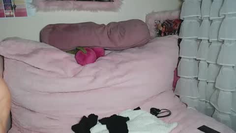 Snapshot of crystalsweet2000 chatting on 4, 12, 2025 MissCrystal online show from 4, 12, 2025