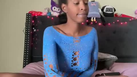 cum2charmxx online show from 4, 10, 2025