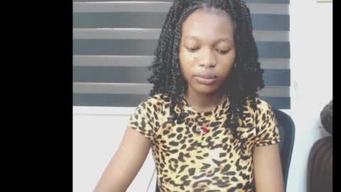 Snapshot of cumebony_petit chatting on 9, 5, 2026 cumebony_petit online show from 9, 5, 2026