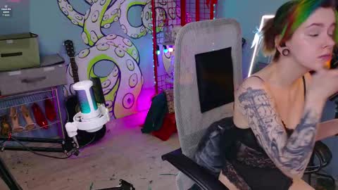 Snapshot of cumpotikeve chatting on 27, 4, 2026 CUMpotikEve online show from 27, 4, 2026