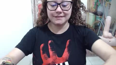 Snapshot of curly_greeneyed chatting on 17, 12, 2025 Vannesa online show from 17, 12, 2025