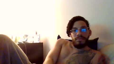 Snapshot of curly_louis chatting on 28, 10, 2025 curly_louis online show from 28, 10, 2025