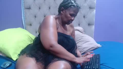 Snapshot of curveychubbyzoe chatting on 14, 12, 2025 curveychubbyzoe online show from 14, 12, 2025