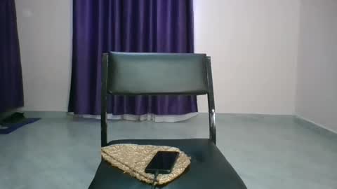 Essie online show from 24, 2, 2025