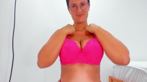 Snapshot of curvyjules69 chatting on 25, 10, 2025 CurvyJules online show from 25, 10, 2025