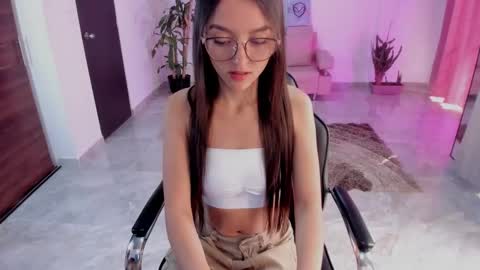 Snapshot of cute_fox_1 chatting on 22, 12, 2025 Bella Fox online show from 22, 12, 2025