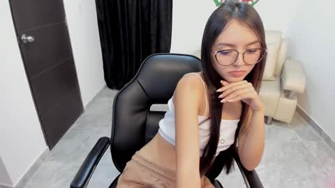 Snapshot of cute_fox_1 chatting on 6, 1, 2026 Bella Fox online show from 6, 1, 2026