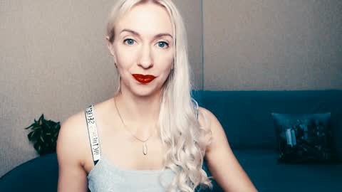 cute_smile_shy online show from 28, 12, 2024