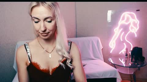 cute_smile_shy online show from 28, 9, 2025