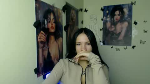 Snapshot of cutielady_ chatting on 28, 10, 2025 Emma online show from 28, 10, 2025