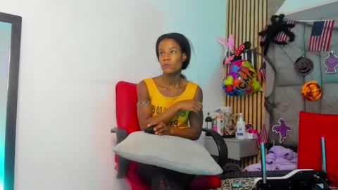 Snapshot of daffnelewis chatting on 23, 10, 2025 daffnelewis online show from 23, 10, 2025