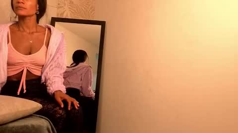 Snapshot of daffnelewis chatting on 1, 12, 2025 daffnelewis online show from 1, 12, 2025