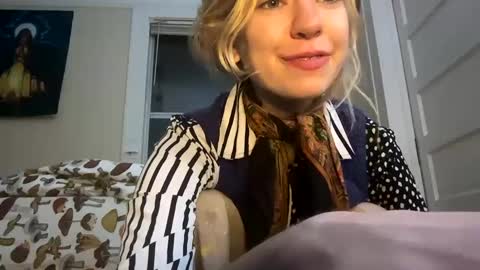 DaisyB3 online show from 8, 1, 2025