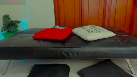 Kary-- independent model Schedule 0530am-1000am colombian time online show from 27, 1, 2025