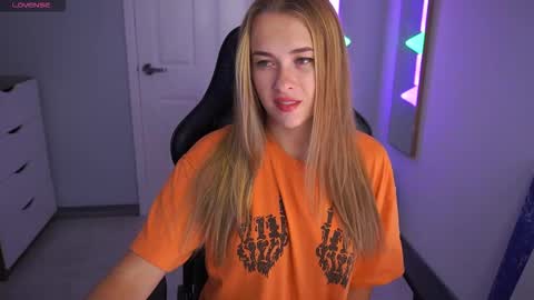 Hi my name is Anna. Please say hello I like to chat with you. If u have request use Tip option .Thank you online show from 19, 10, 2025