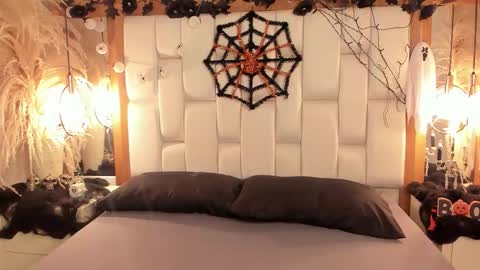 daphne_and_roger online show from 31, 10, 2025