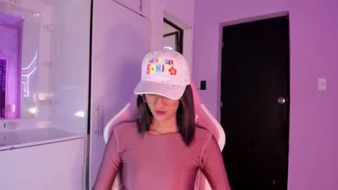 Snapshot of daphne_courtis chatting on 10, 11, 2025 Daphne online show from 10, 11, 2025