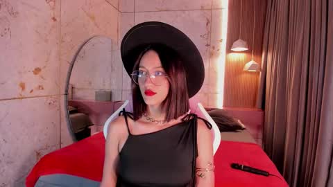 Snapshot of daphne_courtis chatting on 19, 11, 2025 Daphne online show from 19, 11, 2025