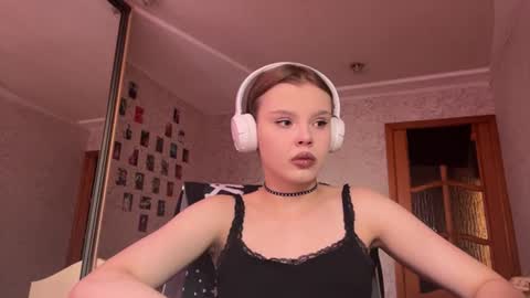 Snapshot of deanacharon chatting on 19, 6, 2026 Dee online show from 19, 6, 2026