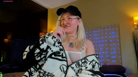 Debbie Mon Tue Fri Sun Sat GMT 3 1000am - 0400pm  online show from 18, 4, 2026