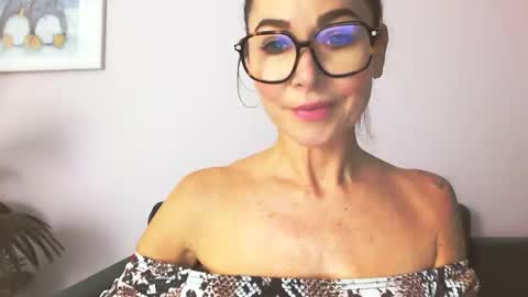 Snapshot of delilah_sweet chatting on 3, 11, 2025 delilah_sweet online show from 3, 11, 2025