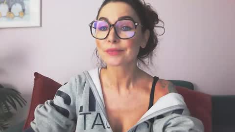 Snapshot of delilah_sweet chatting on 11, 11, 2025 delilah_sweet online show from 11, 11, 2025