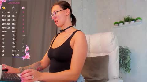 Elina online show from 5, 10, 2025