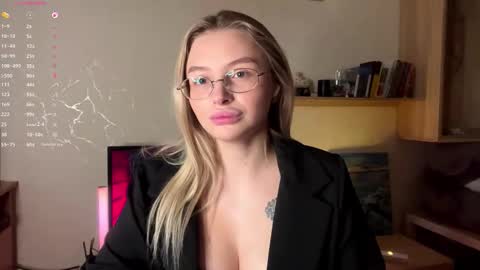 Snapshot of deonnagarn chatting on 14, 11, 2025 Vi Victoria online show from 14, 11, 2025