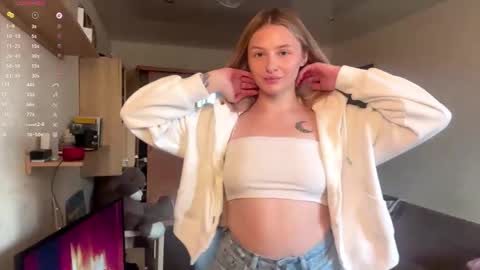 Snapshot of deonnagarn chatting on 23, 11, 2025 Vi Victoria online show from 23, 11, 2025