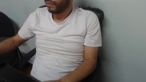 Snapshot of derrik_ chatting on 2, 3, 2025     online show from 2, 3, 2025
