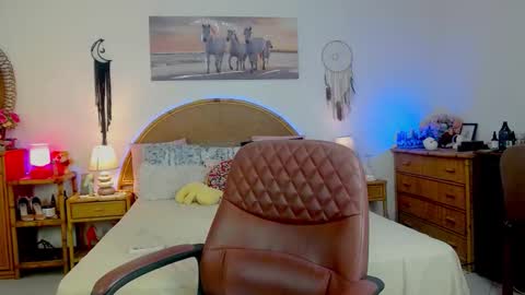 HellenMoon online show from 9, 4, 2026