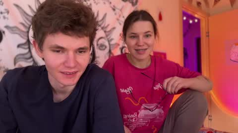 Snapshot of di_n_alex chatting on 5, 1, 2025 Di Alex online show from 5, 1, 2025