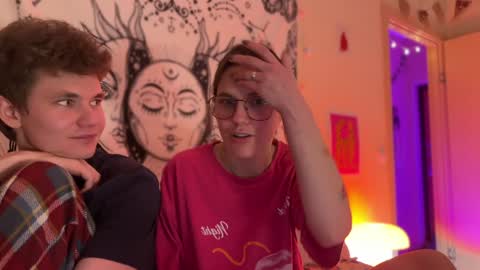 Snapshot of di_n_alex chatting on 5, 1, 2025 Di Alex online show from 5, 1, 2025