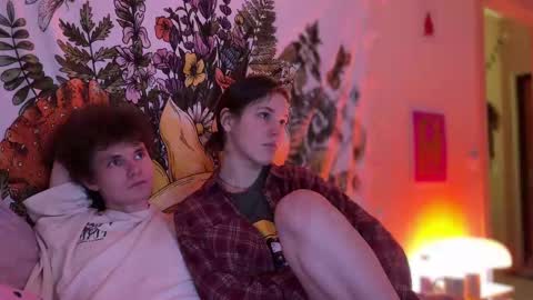 Snapshot of di_n_alex chatting on 5, 3, 2025 Di Alex online show from 5, 3, 2025