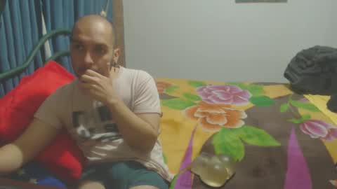 Snapshot of dinchtcams chatting on 5, 11, 2025 Dincht online show from 5, 11, 2025