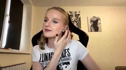 Snapshot of dinorahcoltman chatting on 3, 12, 2025 Kate online show from 3, 12, 2025