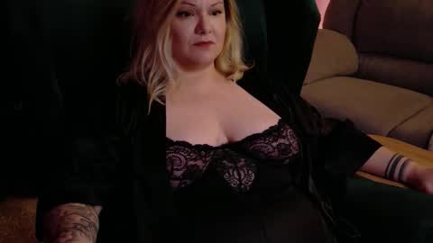 Snapshot of dominasadique chatting on 25, 11, 2025 SADE online show from 25, 11, 2025