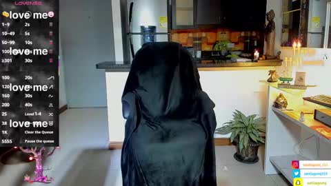 Snapshot of dominic_joness chatting on 24, 10, 2025 SANTI independent model online show from 24, 10, 2025