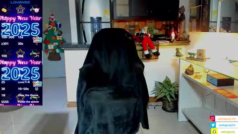 Snapshot of dominic_joness chatting on 25, 11, 2025 SANTI independent model online show from 25, 11, 2025