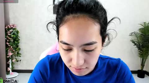 Snapshot of donnaa_drew chatting on 12, 10, 2025 Aura online show from 12, 10, 2025