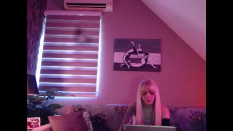 A girl online show from 28, 2, 2025