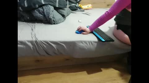 shy yoong cross online show from 1, 3, 2025