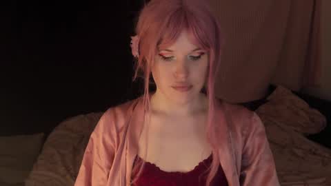 Effie Mur online show from 5, 1, 2025