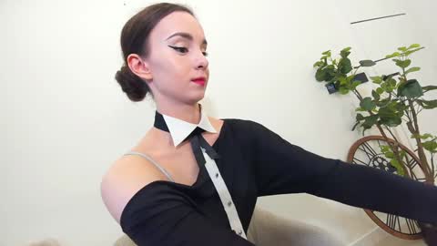 Snapshot of ehotlovea chatting on 2, 2, 2025 Erik and Alice online show from 2, 2, 2025