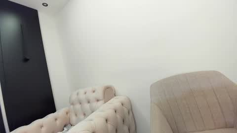 Snapshot of ehotlovea chatting on 5, 2, 2025 Erik and Alice online show from 5, 2, 2025