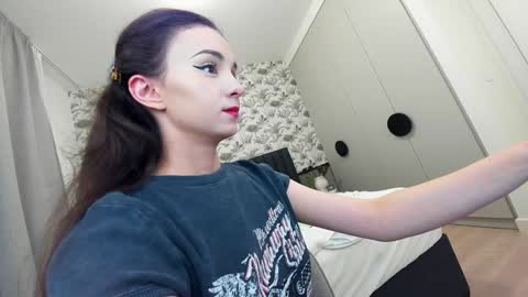 Snapshot of ehotlovea chatting on 4, 3, 2025 Erik and Alice online show from 4, 3, 2025