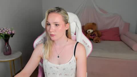 Snapshot of elaravoltage chatting on 7, 6, 2026 elaravoltage online show from 7, 6, 2026