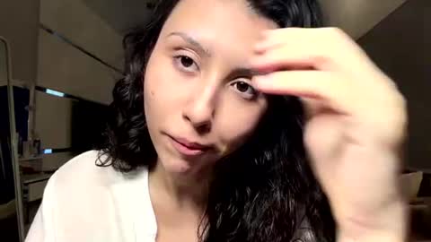Snapshot of eleanorefrens chatting on 19, 6, 2026 Alice online show from 19, 6, 2026
