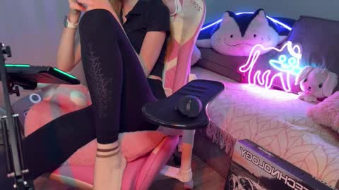 Snapshot of elisa_north chatting on 3, 10, 2025 Elisa North online show from 3, 10, 2025