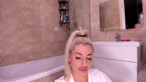 Snapshot of elisabeth_jason chatting on 23, 4, 2026 elisabeth_jason online show from 23, 4, 2026